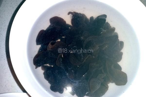 西兰花炒木耳胡萝卜的做法图解2