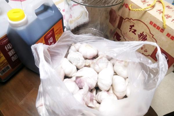 红糖腊八蒜的做法图解1