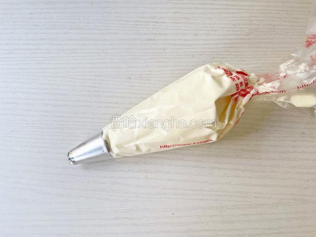 淡奶油+糖打发装入裱花袋备用
