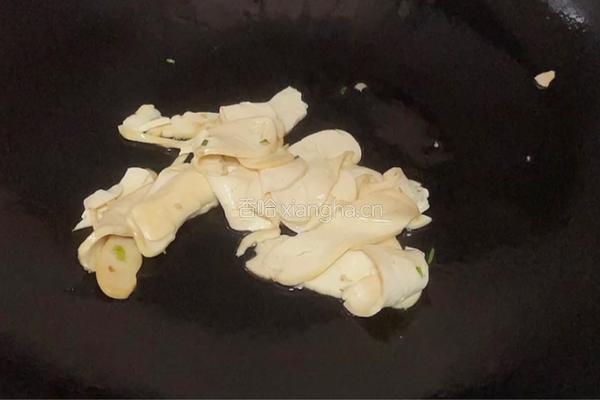 年糕炒腊肉的做法图解2