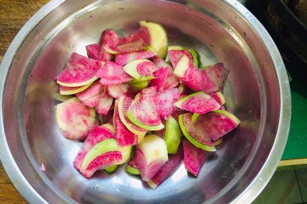 节日凉拌菜——糖醋心里美的做法图解1