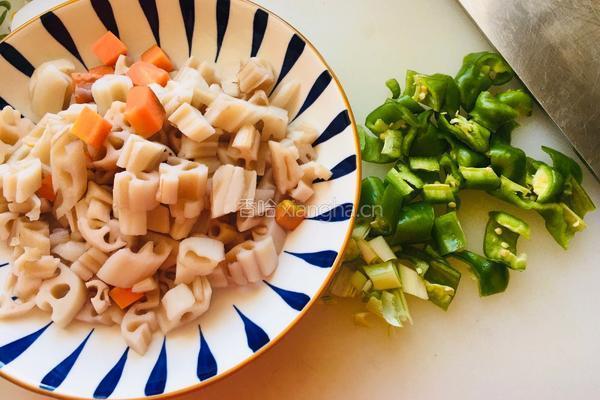 节日热菜——清炒藕丁的做法图解1