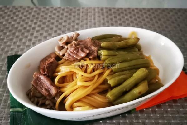 红烧牛肉豆角焖面的做法图解7