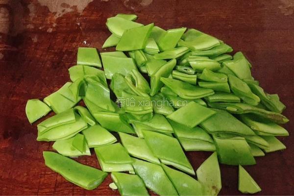 五花肉炒扁豆的做法图解1
