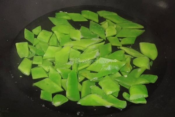 五花肉炒扁豆的做法图解2