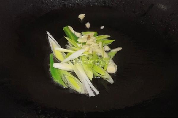 五花肉炒扁豆的做法图解3
