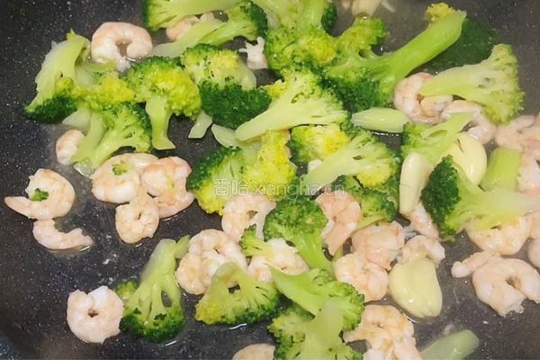 西兰花炒虾仁的做法图解7