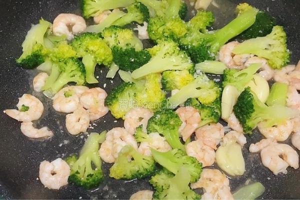 西兰花炒虾仁的做法图解8