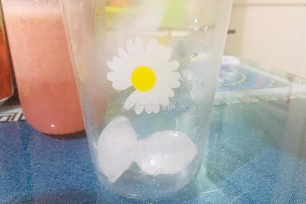 雪碧草莓的做法图解3
