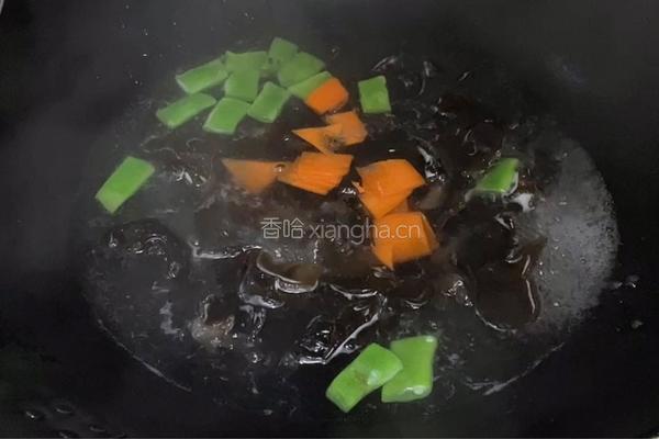 黑木耳炒百合的做法图解3