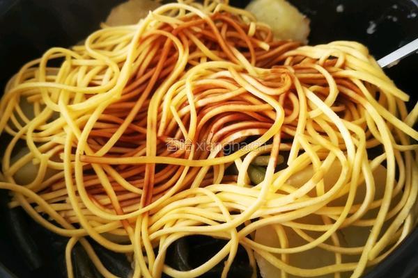 土豆豆角海带牛肉焖面的做法图解5