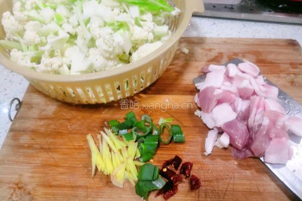 菜花炒肉的做法图解1