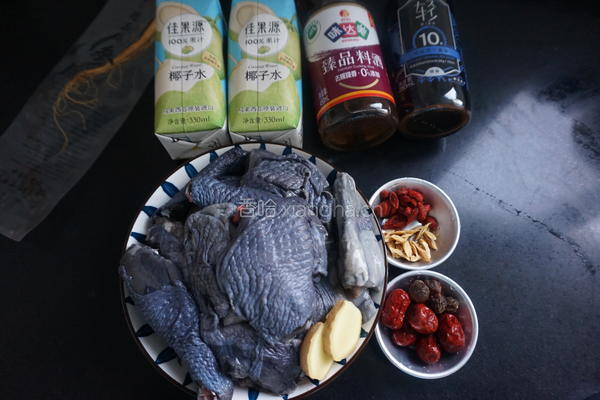 不加一滴水的椰子乌鸡汤的做法图解1