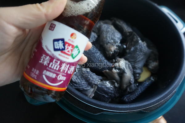 不加一滴水的椰子乌鸡汤的做法图解4