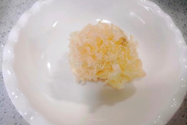 年夜饭甜品水果银耳羹的做法图解2