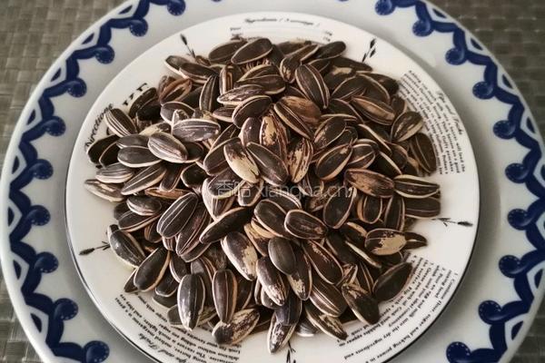 自备零食 干炒葵花籽的做法图解7