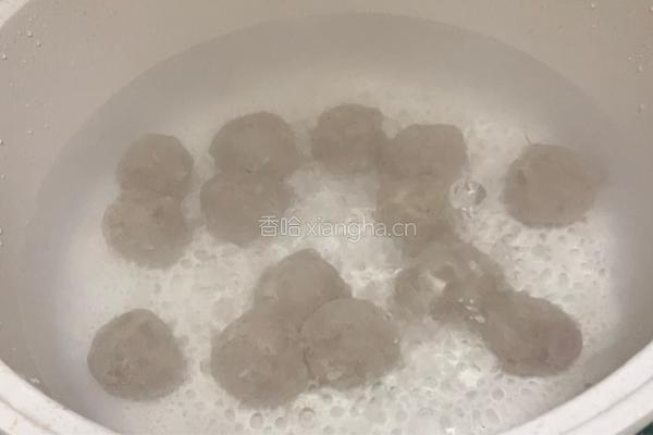牛肉丸生菜汤的做法图解2