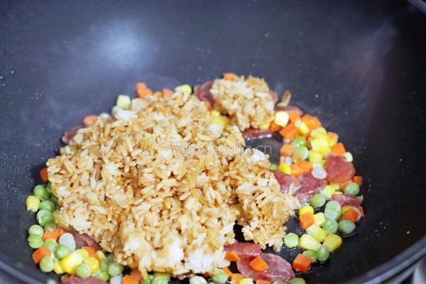 腊肠鸡蛋炒饭的做法图解9
