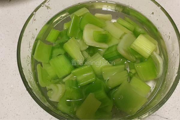 鱿鱼炒西芹的做法图解5