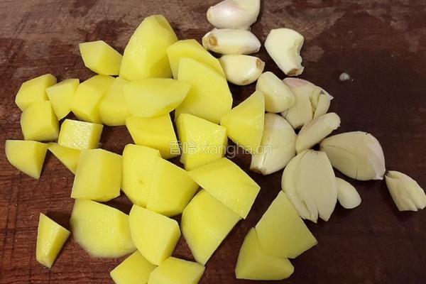 土豆烤排骨的做法图解1