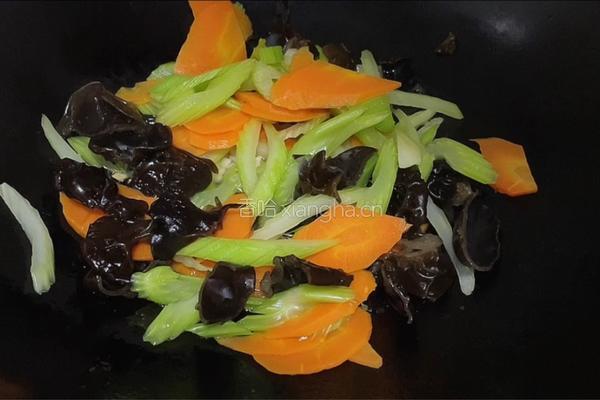黑木耳炒胡萝卜西芹的做法图解4