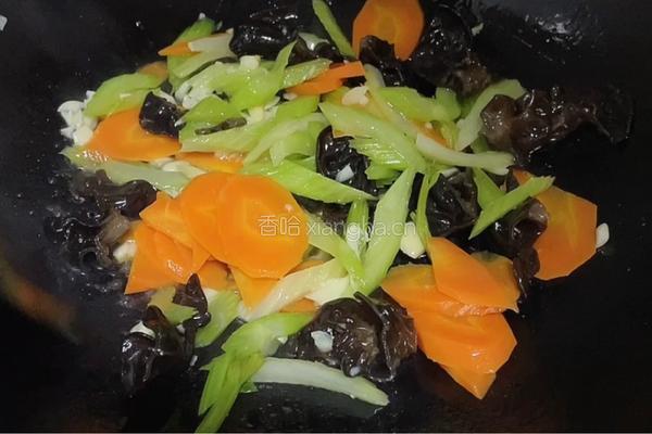 黑木耳炒胡萝卜西芹的做法图解5