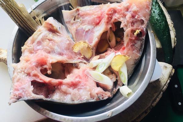 剁辣椒蒸鱼头的做法图解1