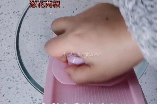 零基础小白宝妈自制白萝卜煎饼 超简单搅一搅就成功 的做法图解1