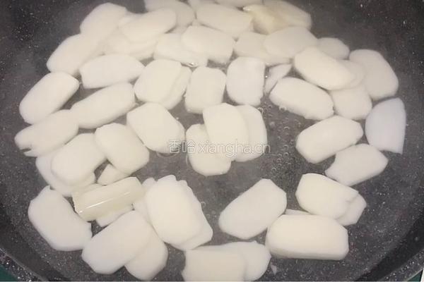 火腿炒年糕的做法图解1