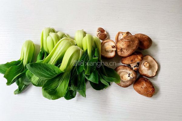 香菇炒油菜的做法图解1