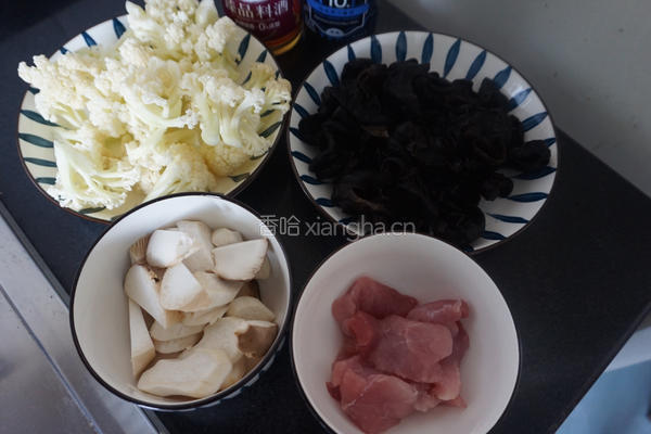 花菜木耳炒肉片的做法图解1