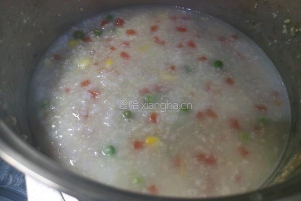 胡萝卜玉米豌豆肉沫粥的做法图解2