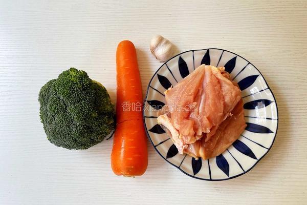 西兰花胡萝卜炒鸡胸肉的做法图解1
