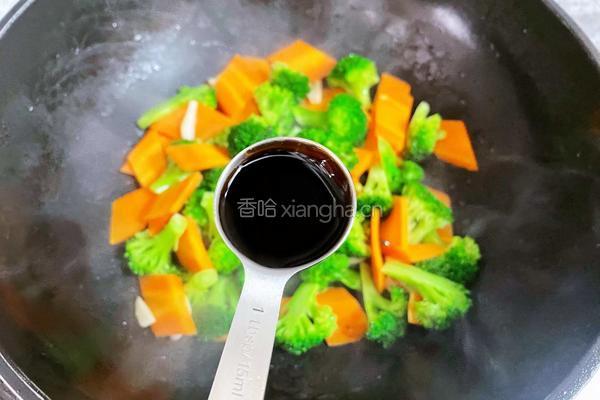 西兰花胡萝卜炒鸡胸肉的做法图解11