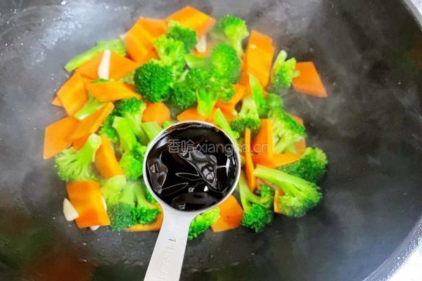 西兰花胡萝卜炒鸡胸肉的做法图解10