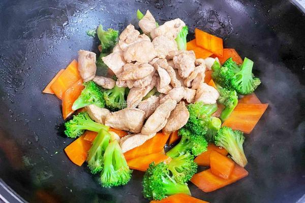西兰花胡萝卜炒鸡胸肉的做法图解13