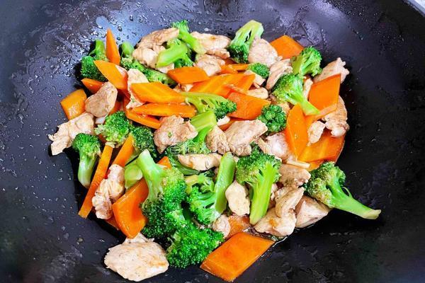 西兰花胡萝卜炒鸡胸肉的做法图解14