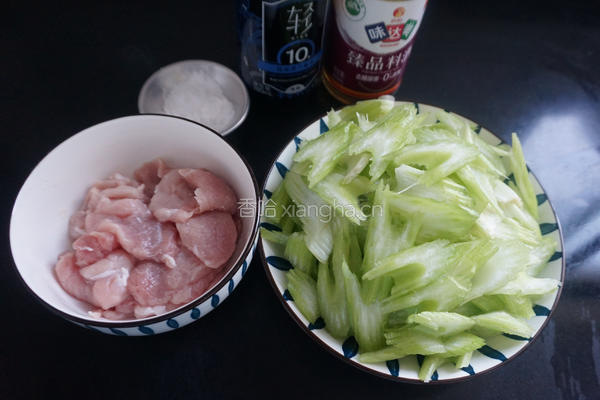 西芹炒肉片的做法图解1