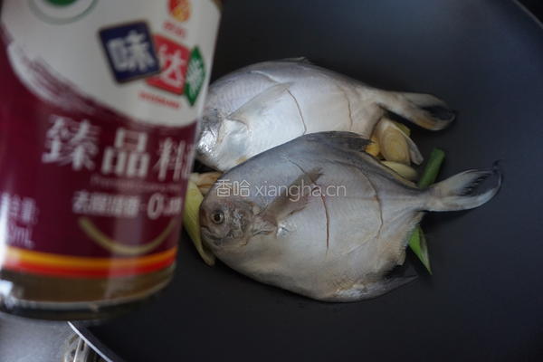 不加一滴油的干烧鲳鱼的做法图解5