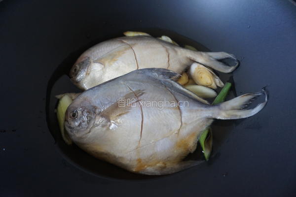 不加一滴油的干烧鲳鱼的做法图解7