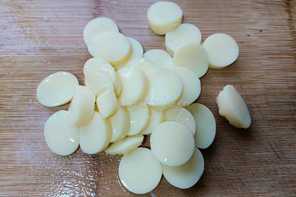 荠菜炒樱玉豆腐的做法图解3