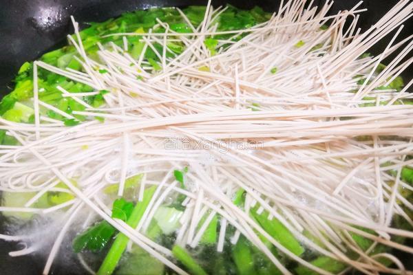 水煮芹菜面的做法图解5