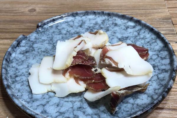 腊肉炒包菜的做法图解2