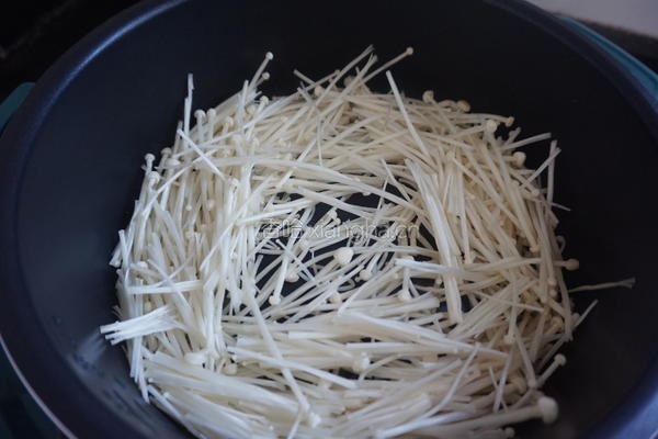  清炒什锦菌菇的做法图解3