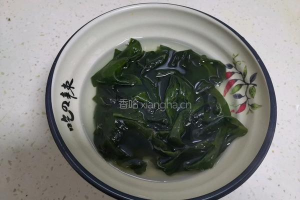 裙带菜豆腐汤的做法图解2