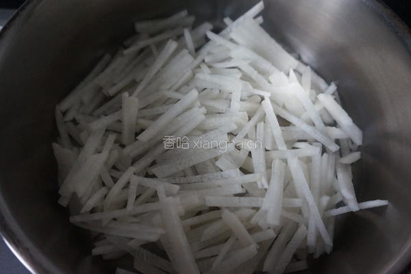 萝卜丝炖鱼的做法图解2