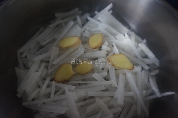萝卜丝炖鱼的做法图解3