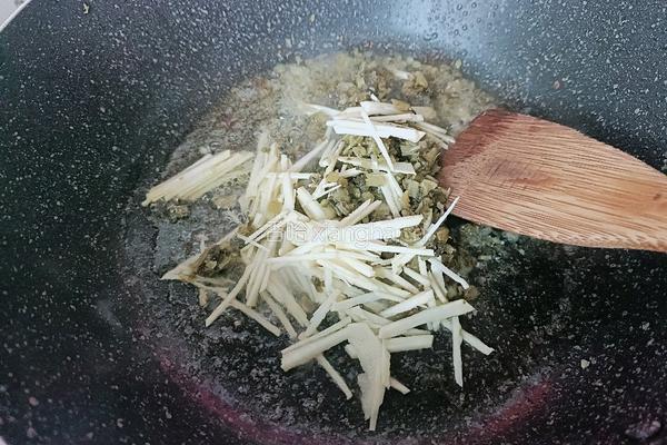 炒雪菜笋丝豆瓣的做法图解4