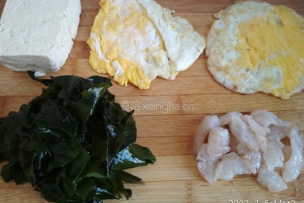 裙带菜虾仁鸡蛋豆腐汤的做法图解1