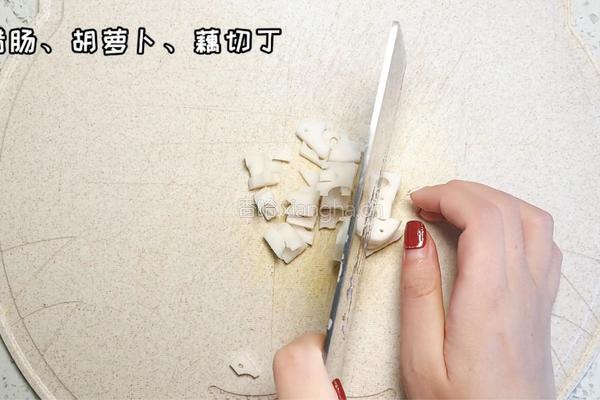 腊肠炒藕丁的做法图解2